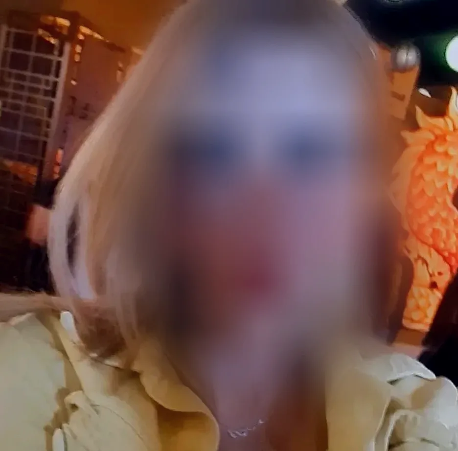 Chloe, 35