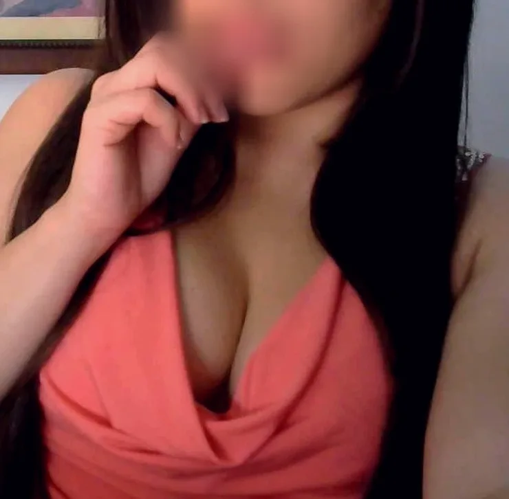 Ellie, 32